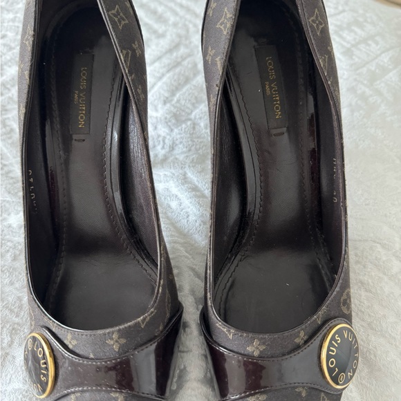 LOUIS VUITTON SHOES , GENTLY USED - Picture 5 of 6